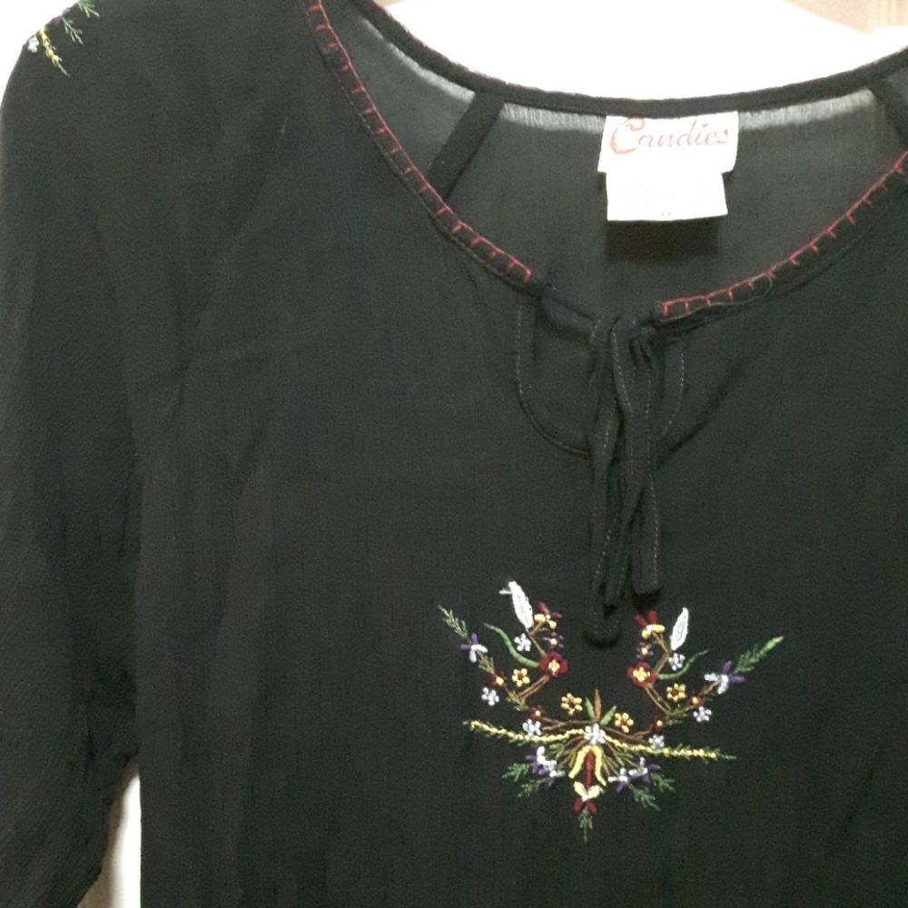 🛍️ Blouse with embroidery